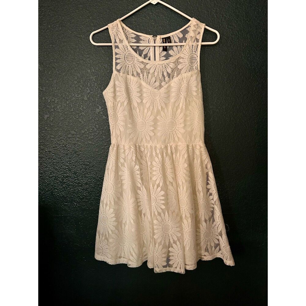 New WANT AND NEED Sz M Ivory Lace Daisies Graduation Easter Soft Girly Coquette - Picture 4 of 7